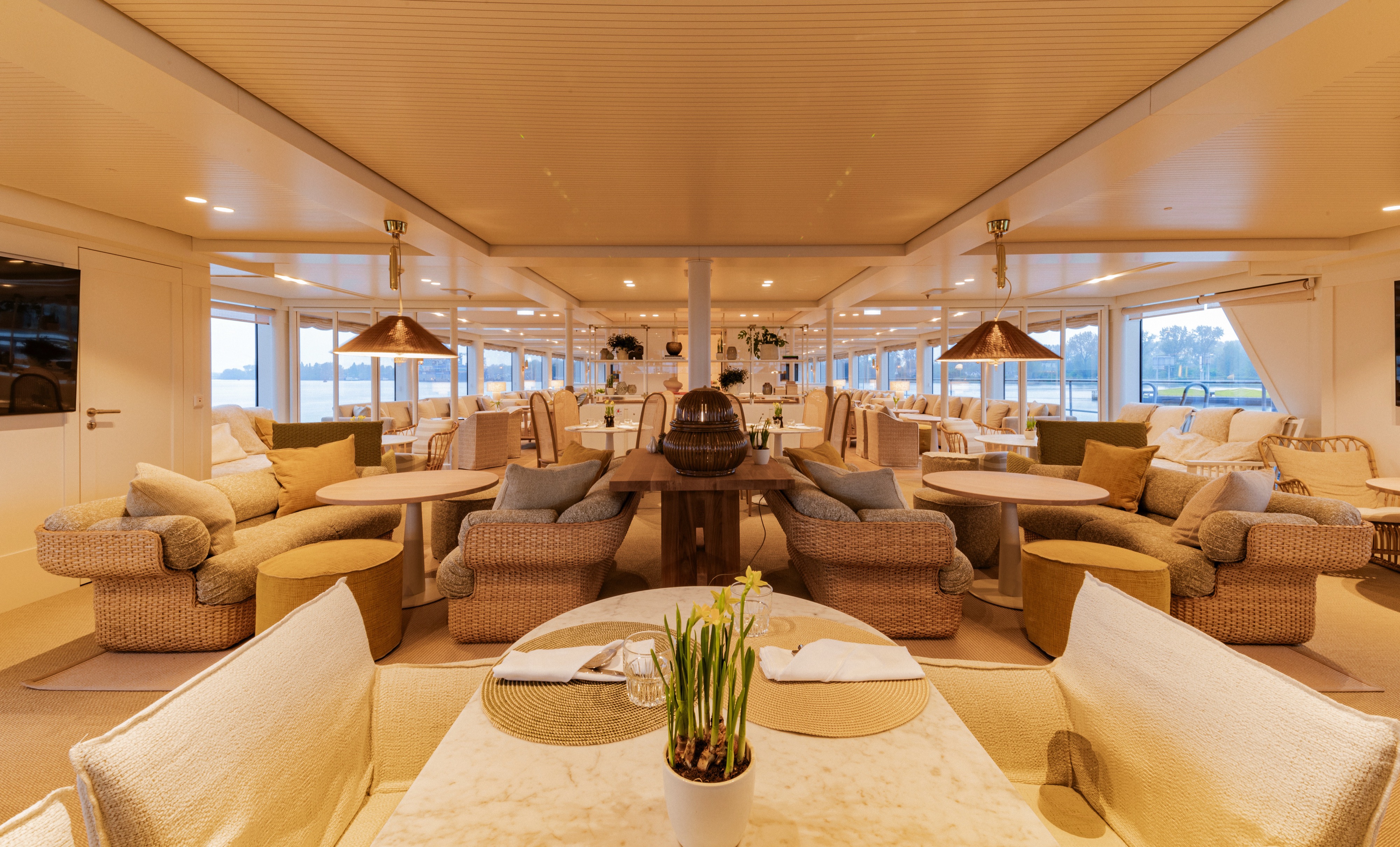 APT Solara - The Salon